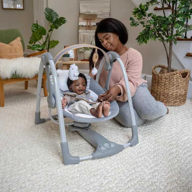INGENUITY Átalakítható utazó hinta dallamokkal Bella Teddy™ 0m+ 9kg-ig