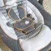 INGENUITY Átalakítható utazó hinta dallamokkal Bella Teddy™ 0m+ 9kg-ig