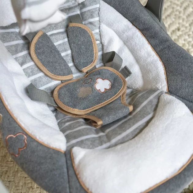 INGENUITY Átalakítható utazó hinta dallamokkal Bella Teddy™ 0m+ 9kg-ig