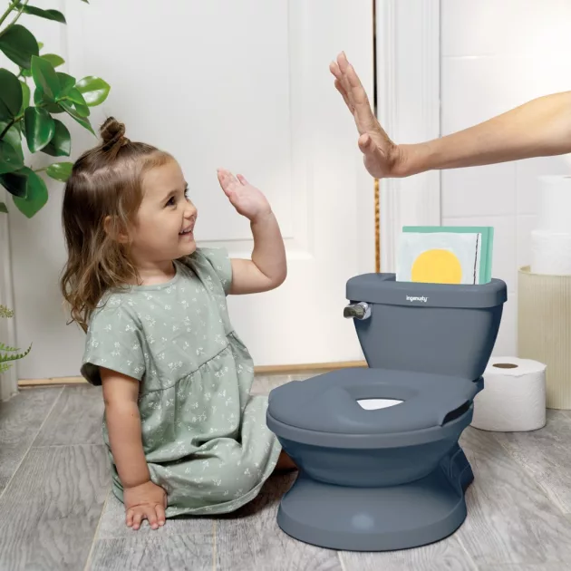 INGENUITY Gyermek toalett hanggal My Size™ kék