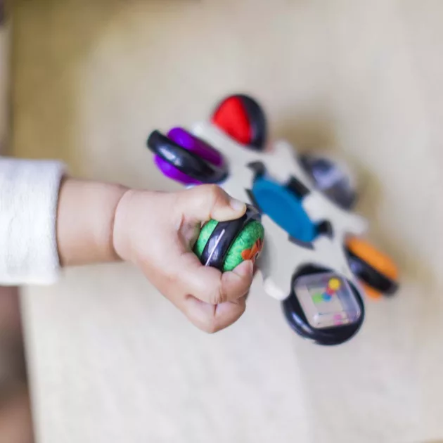 Baby Einstein Érzékszervi játék, Curiosity Clutch™, 3 hó+