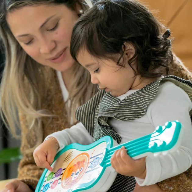 Baby Einstein Zenélő fajáték ukulele Magic Touch HAPE - 6hó+