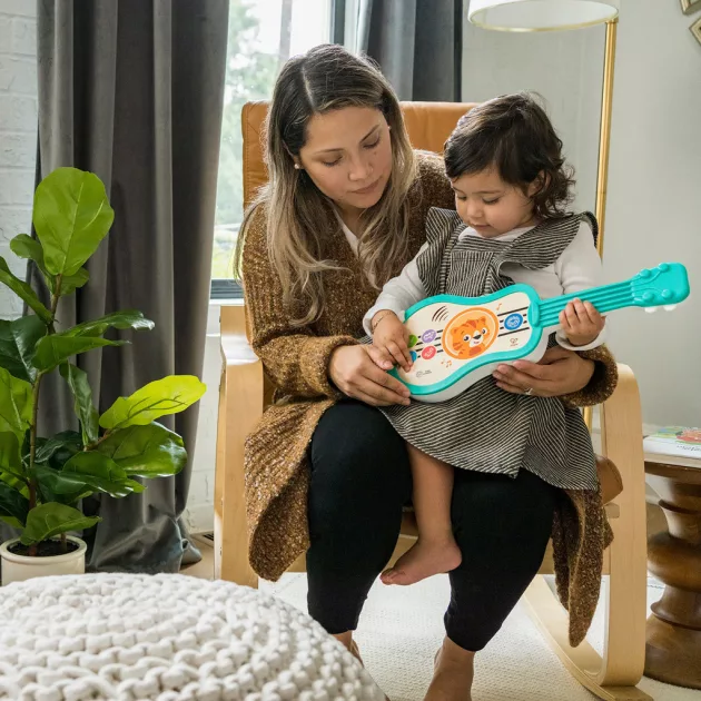Baby Einstein Zenélő fajáték ukulele Magic Touch HAPE - 6hó+