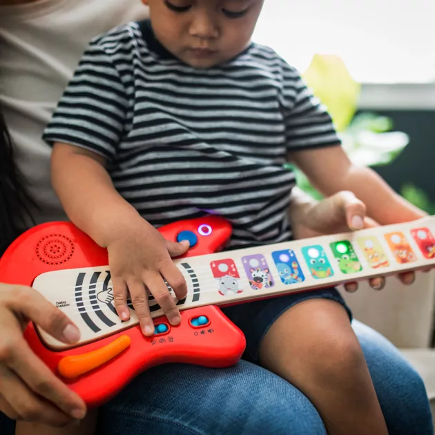 Baby Einstein Fa zenélő játék gitár Together in Tune Guitar™ Connected Magic Touch™ HAPE - 6hó+