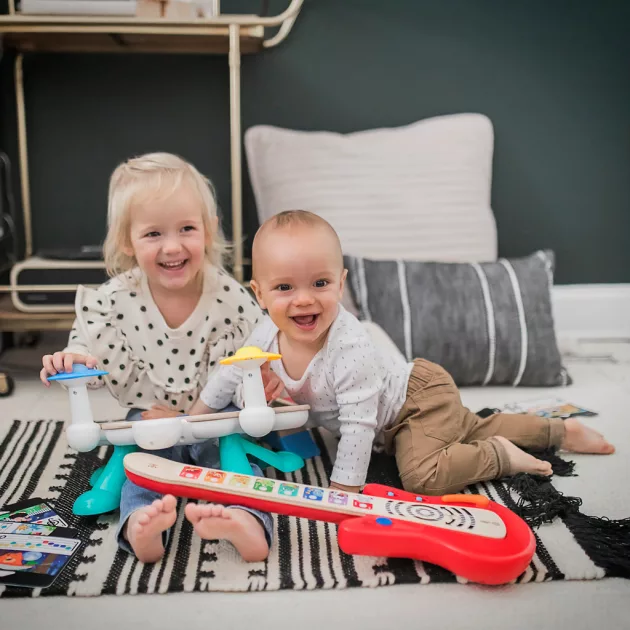 Baby Einstein Fa zenélő játék gitár Together in Tune Guitar™ Connected Magic Touch™ HAPE - 6hó+