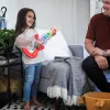 Baby Einstein Fa zenélő játék gitár Together in Tune Guitar™ Connected Magic Touch™ HAPE - 6hó+