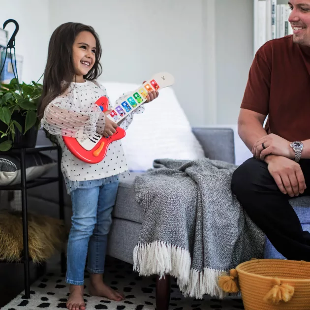 Baby Einstein Fa zenélő játék gitár Together in Tune Guitar™ Connected Magic Touch™ HAPE - 6hó+