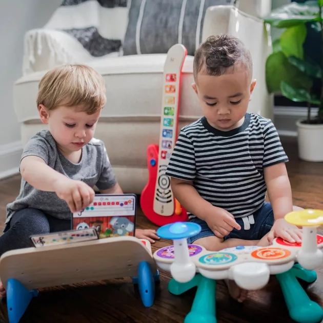 Baby Einstein Fa zenélő játék gitár Together in Tune Guitar™ Connected Magic Touch™ HAPE - 6hó+