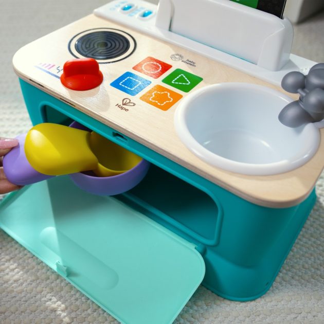 Baby Einstein Zenélő játékkonyha, Magic Touch Kitchen™ Pretend to Cook, HAPE, 9 hó+