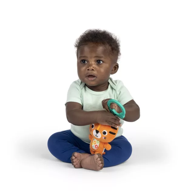 Bright Starts Plüss csörgő tigris C-karikán, Jingle Joy™, 0 hó+