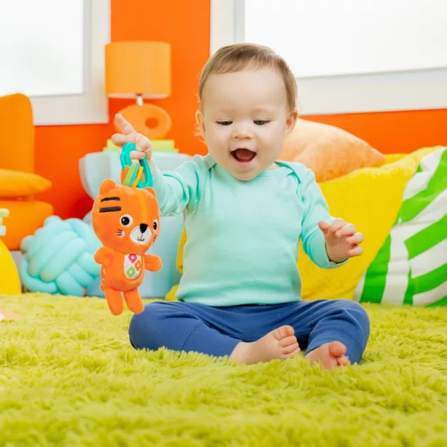 Bright Starts Plüss csörgő tigris C-karikán, Jingle Joy™, 0 hó+