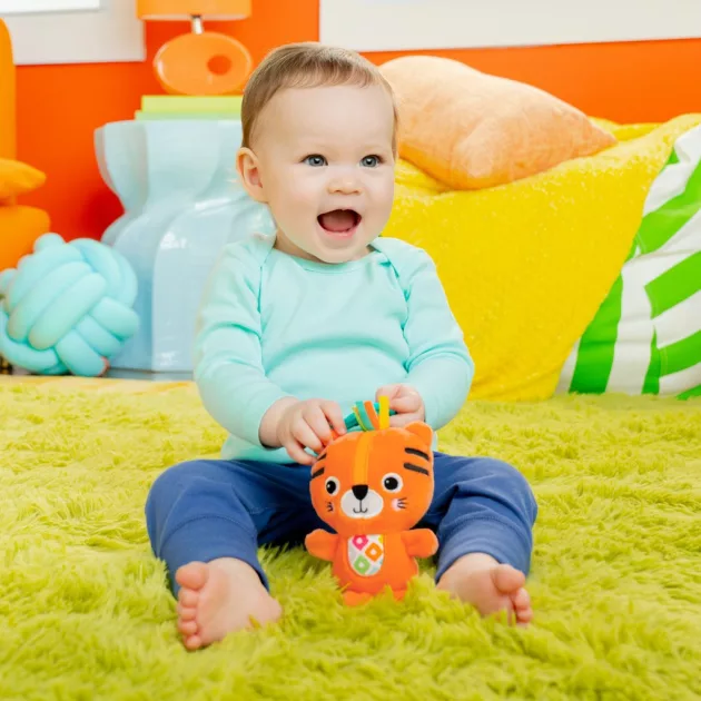 Bright Starts Plüss csörgő tigris C-karikán, Jingle Joy™, 0 hó+