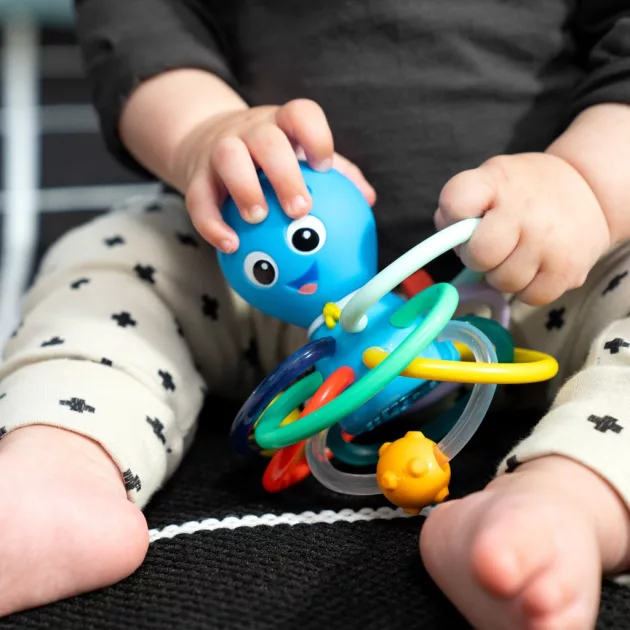 Baby Einstein Rágóka/csörgő Opus’s Shake & Soothe™, 0 hó+