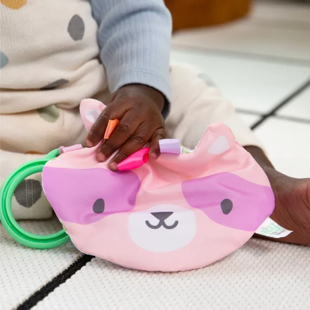 INGENUITY Crinklet™ érzékszervi játék C gyűrűn mosómedve Deni 0m+
