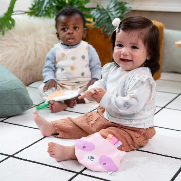 INGENUITY Crinklet™ érzékszervi játék C gyűrűn mosómedve Deni 0m+