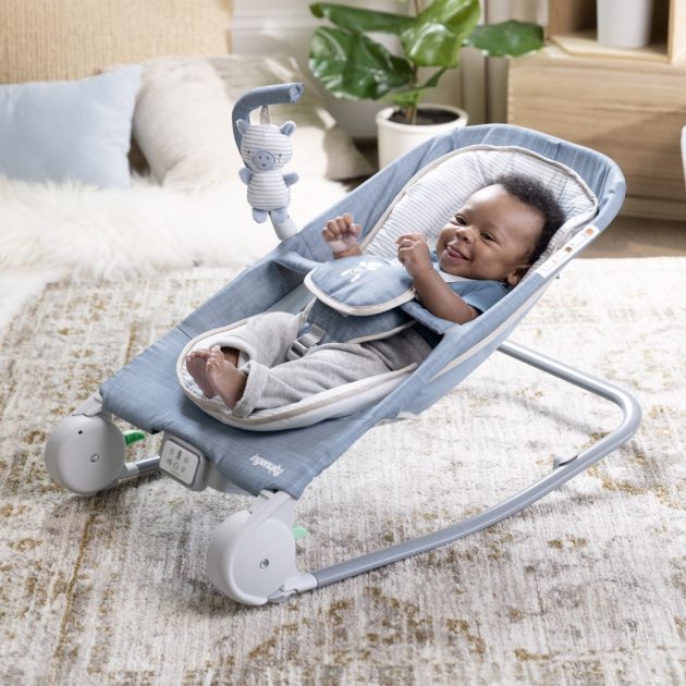 Ingenuity Rezgő masszázs pihenőszék dallamokkal, Happy Belly™, Rock-to-Bounce, Chambray, 0 hó+, 9 kg-ig