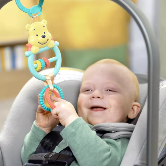Bright Starts Játék C gyűrűn aktív Winnie the Pooh Busy Bear™ 0m+