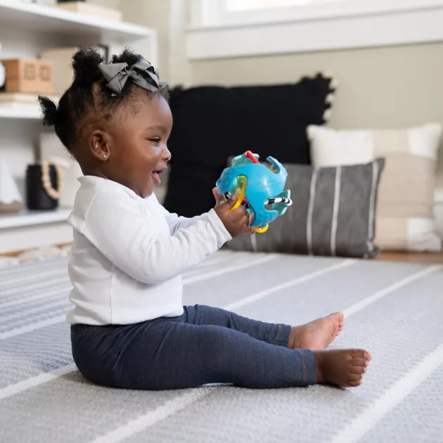 Baby Einstein Játék érzékelő labda rágókával Csörgő & Sense™ 3m+