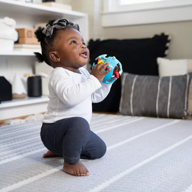 Baby Einstein Játék érzékelő labda rágókával Csörgő & Sense™ 3m+