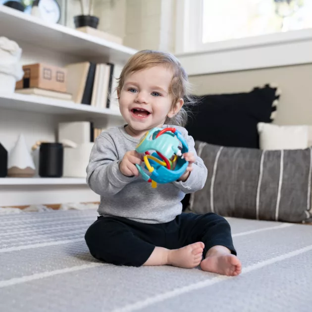 Baby Einstein Játék érzékelő labda rágókával Csörgő & Sense™ 3m+