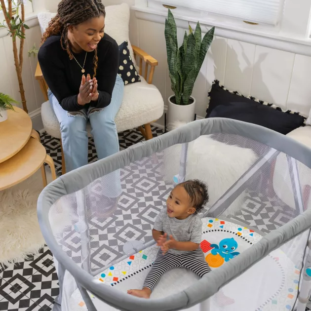 Baby Einstein Kiságy járókával és zongorával 3in1 Kick & Snooze - 0hó+