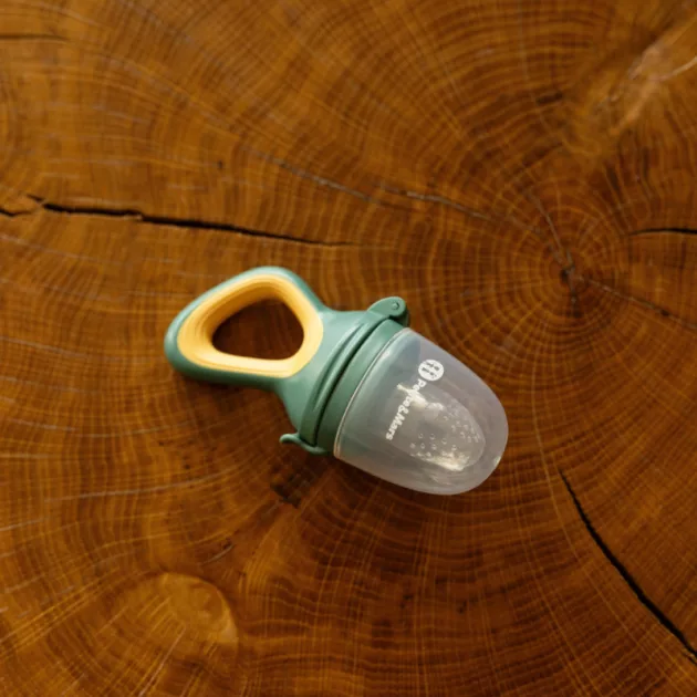 Petite&Mars Szilikon gyümölcs etető cumi Fruzi Green&Ochre 6hó+