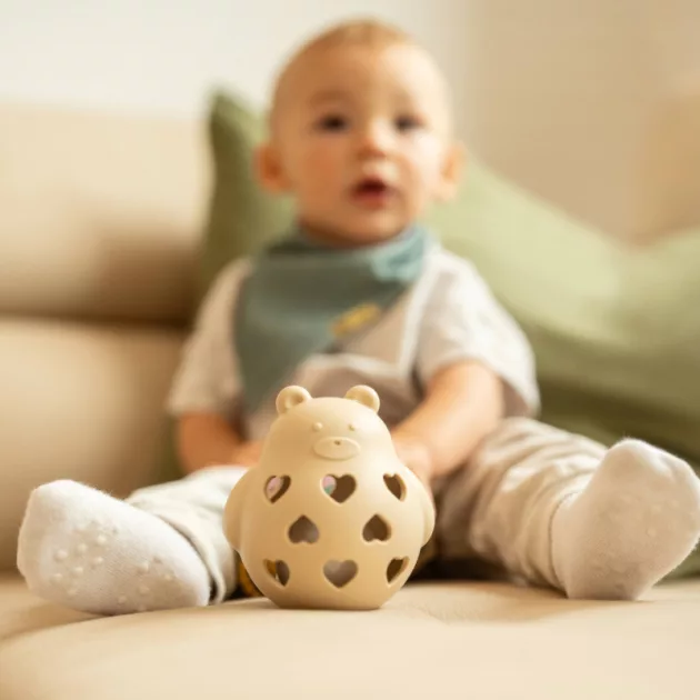 Petite&Mars Szilikon játék csörgővel Bear Basil Dusty Rose 0m+