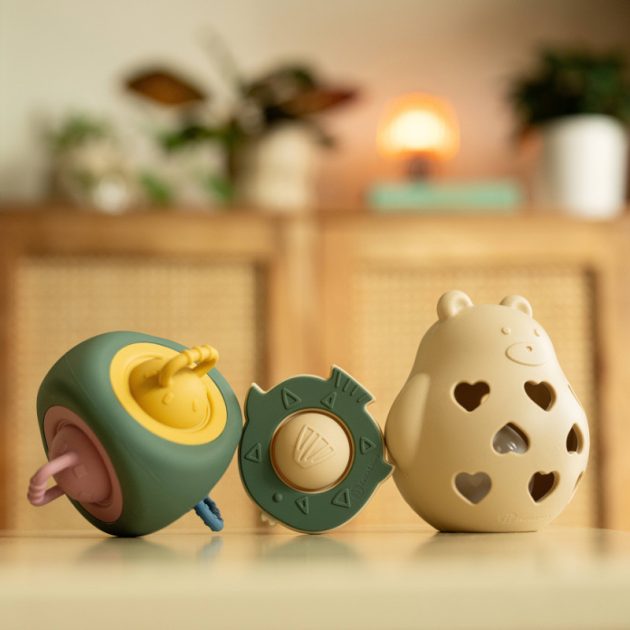 Petite&Mars Szilikon játék csörgővel Bear Basil Dusty Rose 0m+