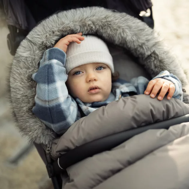 PETITE&MARS Téli szett Comfy 4in1 bundazsák + kézmelegítő kesztyű babakocsira Furry Mocha Mousse