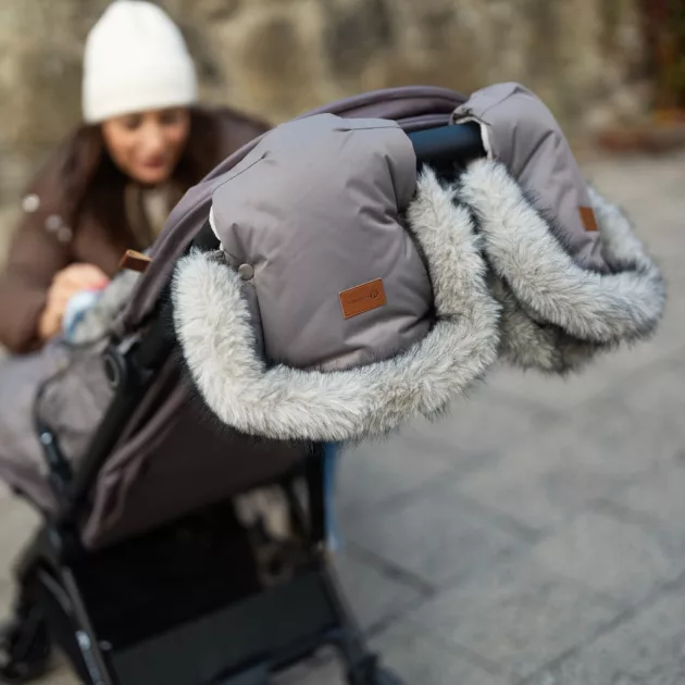 PETITE&MARS Téli szett Comfy 4in1 bundazsák + kézmelegítő kesztyű babakocsira Furry Champagne Shower