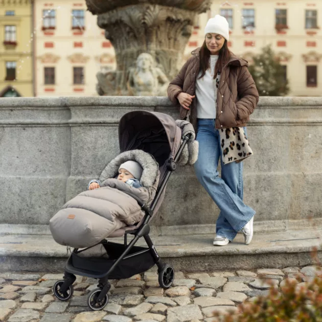 PETITE&MARS Téli szett Comfy 4in1 bundazsák + kézmelegítő kesztyű babakocsira Furry Champagne Shower