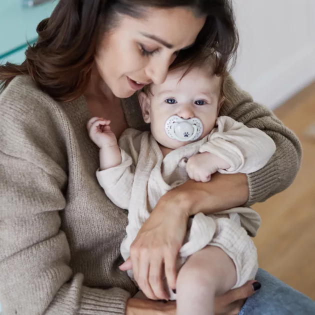 LOVI Világító Dinamikus nyugtató cumi BUDDY BEAR 0-6hó 2db