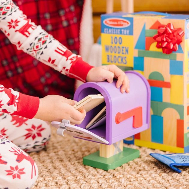 Melissa & Doug  azúrkék nyomok és te fa postaláda készlet