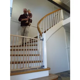   BabyDan Magas biztonsági kapu lépcsőhöz Mona fa 65-110 cm