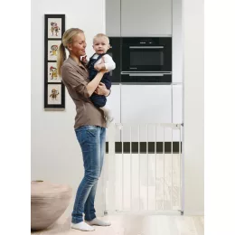 Baby Dan SlimFit fehér fém védőrács, 60,5-66,5cm