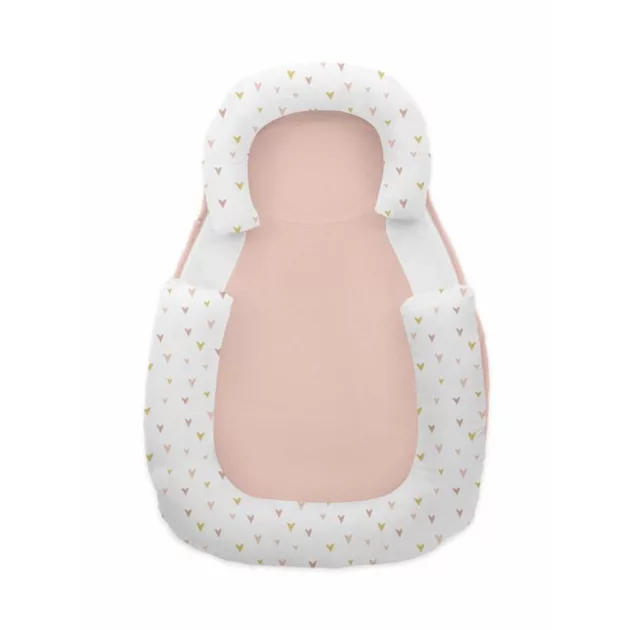 Kikkaboo Memóriahabos, hypoallergén, legurulásgátlós babapozicionáló, 60x40x8cm - rózsaszín szívecskék