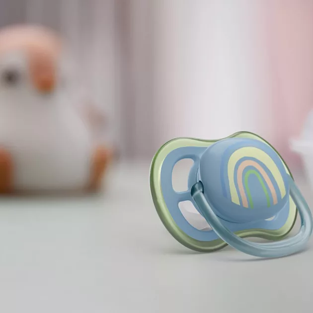 Philips AVENT Játszócumi ultra air 0-6hó - szivárványos 1db