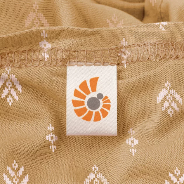 Ergobaby Aura Sustainable Knit Hordozókendő: Camel Harvest / Barna fehér mintával